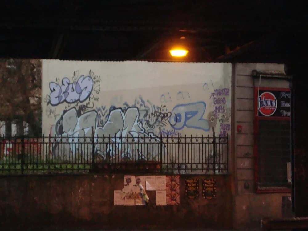 Podpis OZ na desni strani popisane stene v Hamburgu, 2008.