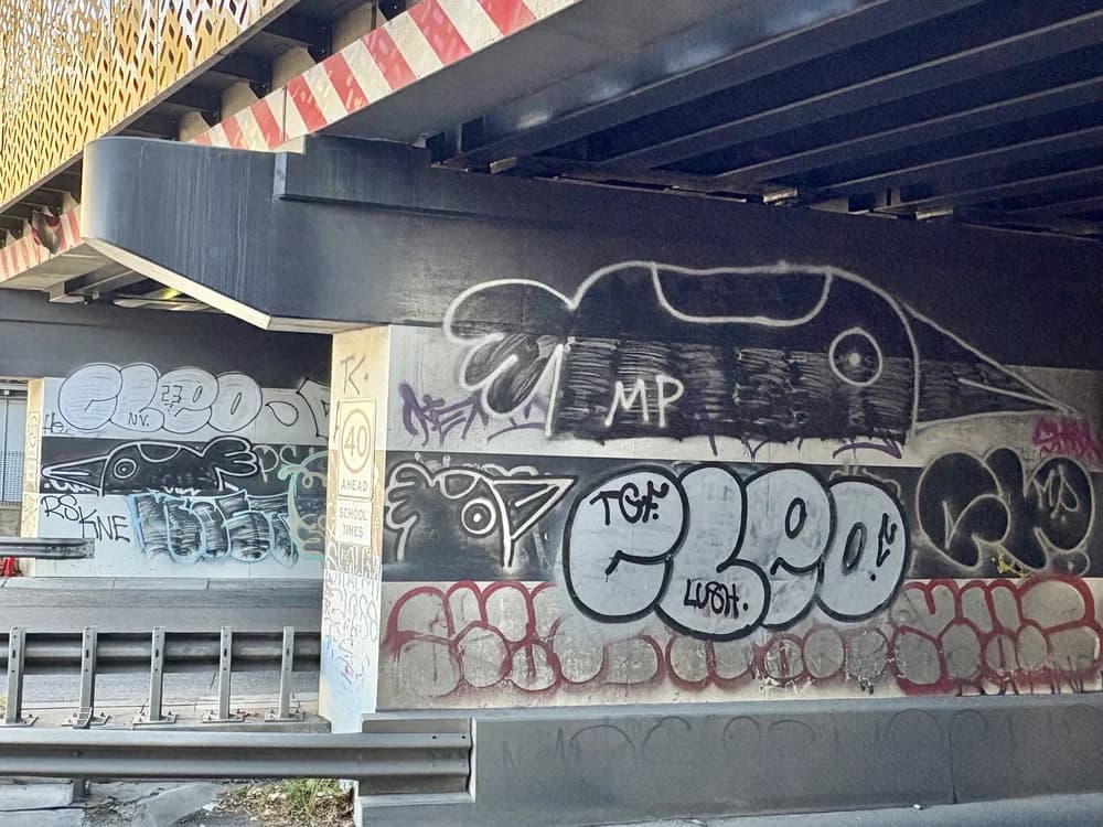Podobe Pam the Bird na mostu v zahodnem Melbournu, marec 2025.