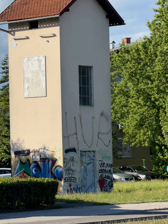 Šmartinska cesta 102