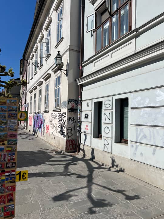 Hribarjevo nabrežje