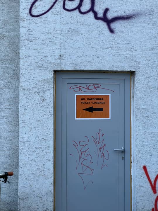 Pot do postajnih sanitarij in garderobe